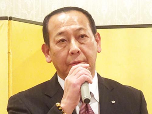 あいさつする赤堀真二理事長